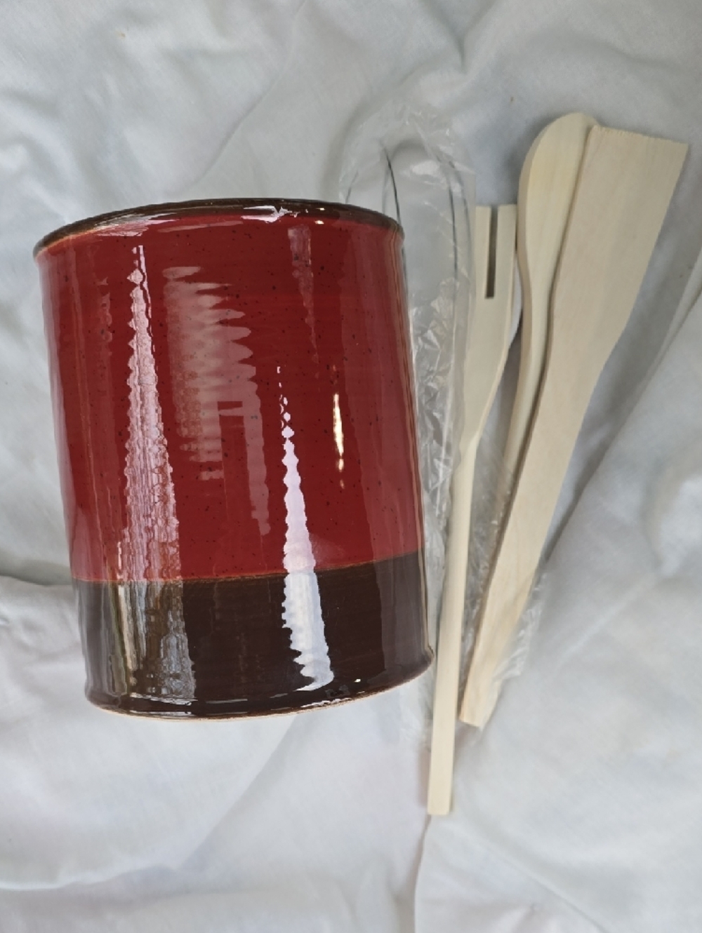 Red and Brown Ceramic Utensil Holder with Cabin Motif - Picture 4 of 7